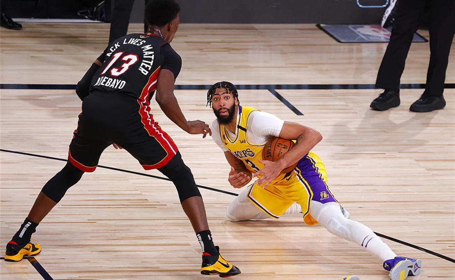 SHR横扫CLG，Uzi线上压制力十足焦点之战全球总决赛，让粉丝疯狂欢呼